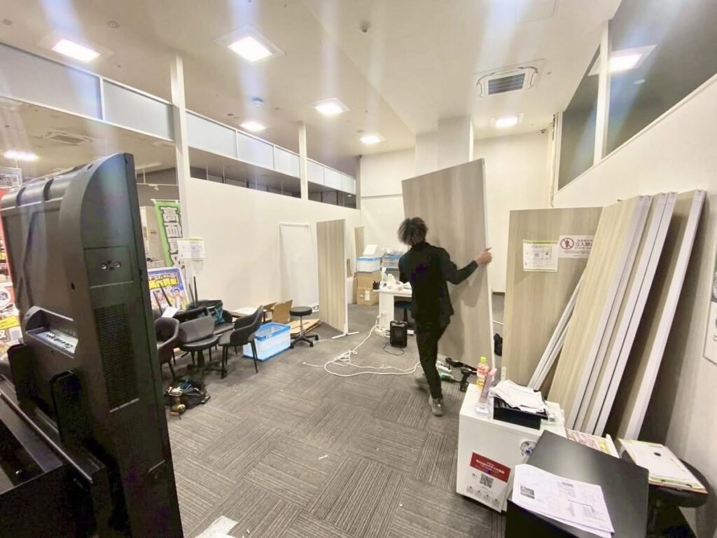 岡山市 店舗改装工事 パーティション撤去 夜間作業の様子
