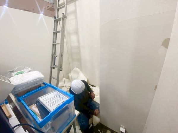 岡山市 店舗内装リフォーム 夜間工事 スタッフ作業風景