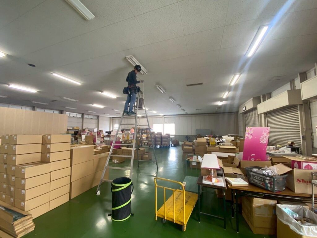 工場照明LED交換作業中 高所作業 安全対策 岡山リフォーム