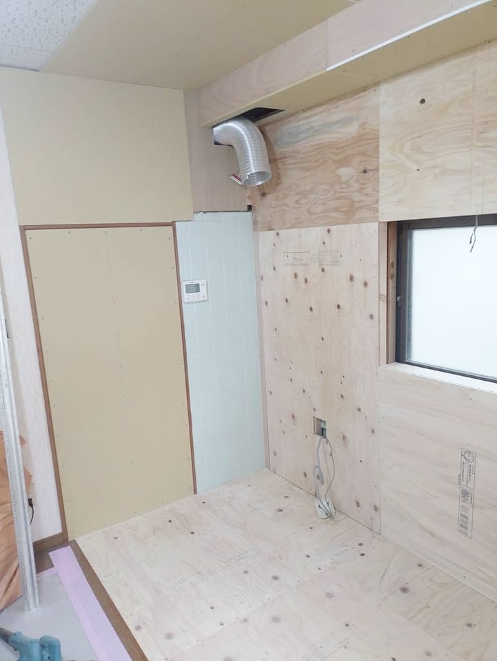 解体後から造作工事が進んだ室内の様子