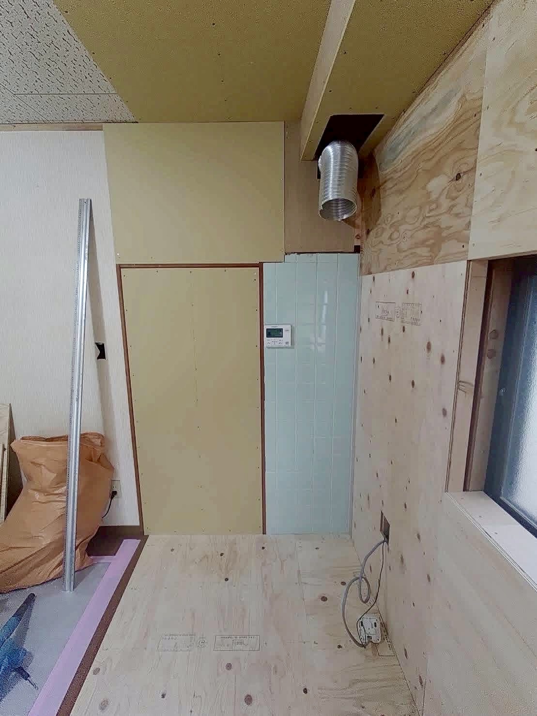 解体後から造作工事が進んだ室内の様子
