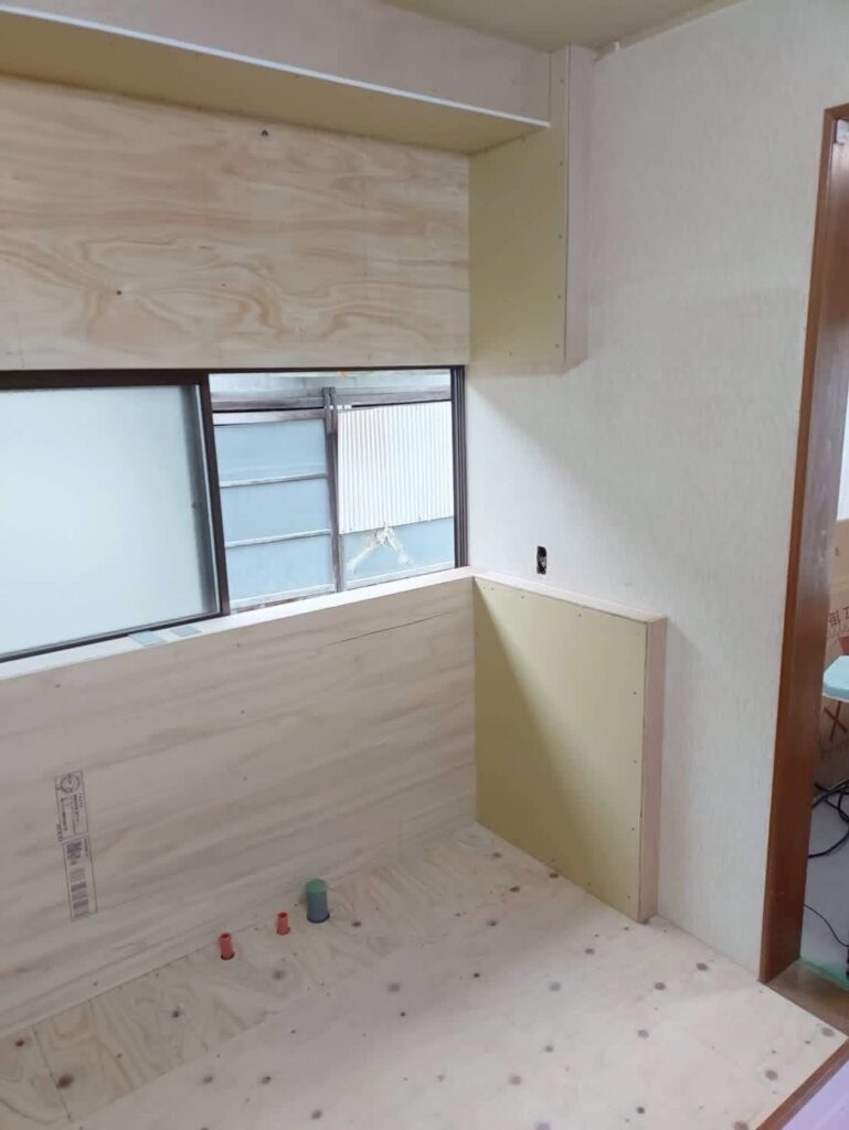 工程が進んだリフォーム現場の室内風景