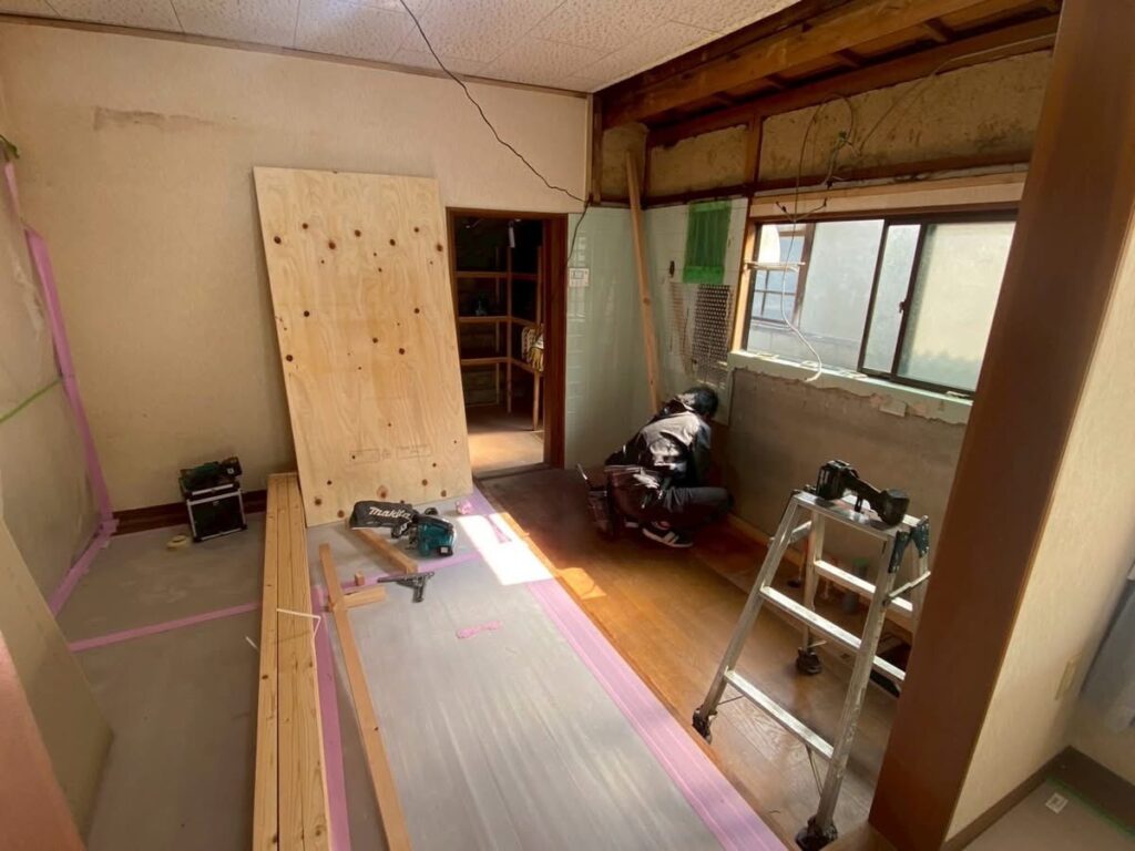 配線工事と下地施工の進行状況 岡山市東区