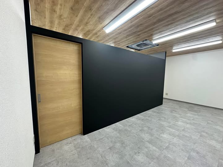 岡山市北区 オフィスリノベーション 黒板塗装の壁面デザイン