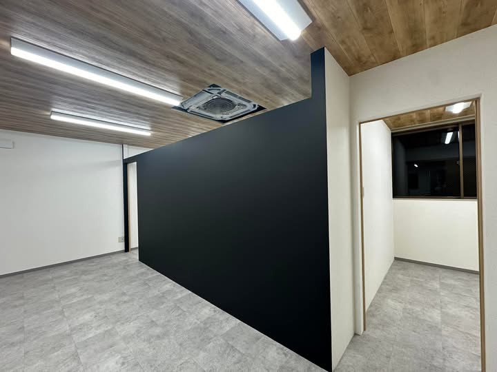 岡山市北区 事務所リフォーム 黒板塗装の壁リノベーション