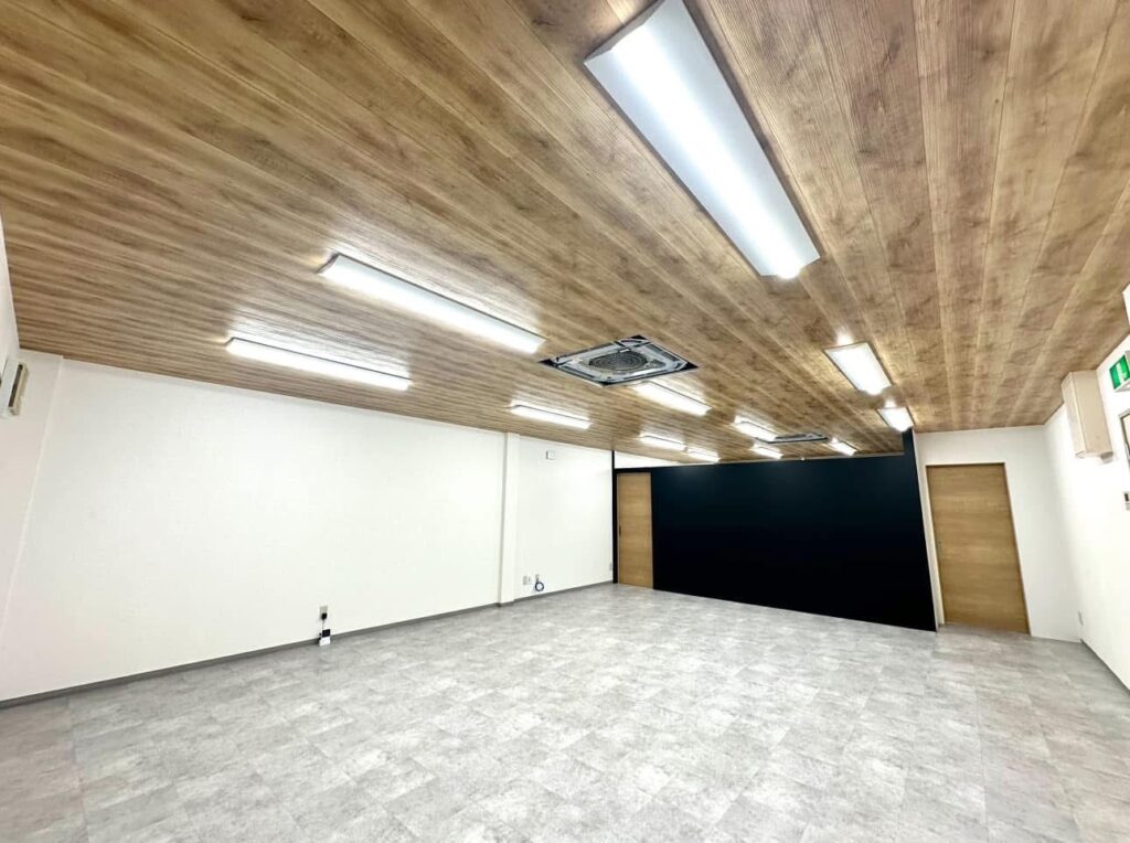 岡山市北区 オフィスリフォーム 木目クロス天井リフォーム