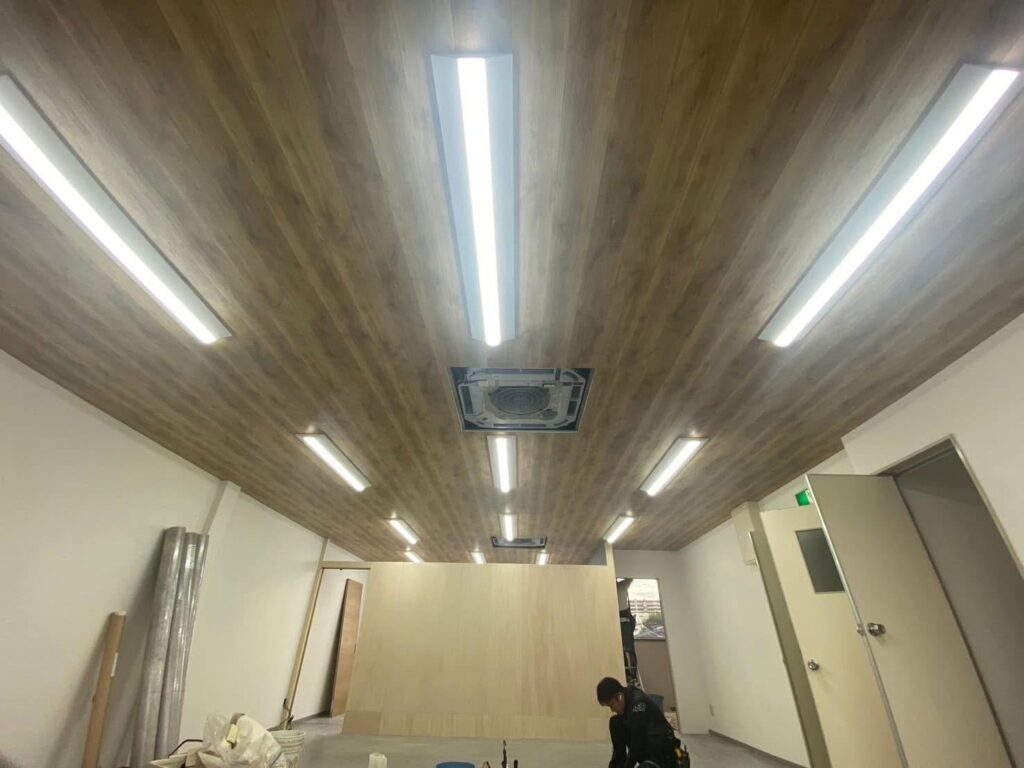 岡山市北区 オフィスリノベーション 木目調クロスの天井仕上げ