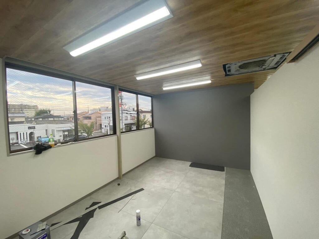 岡山市北区 事務所改装 フロアタイルとクッションフロア施工