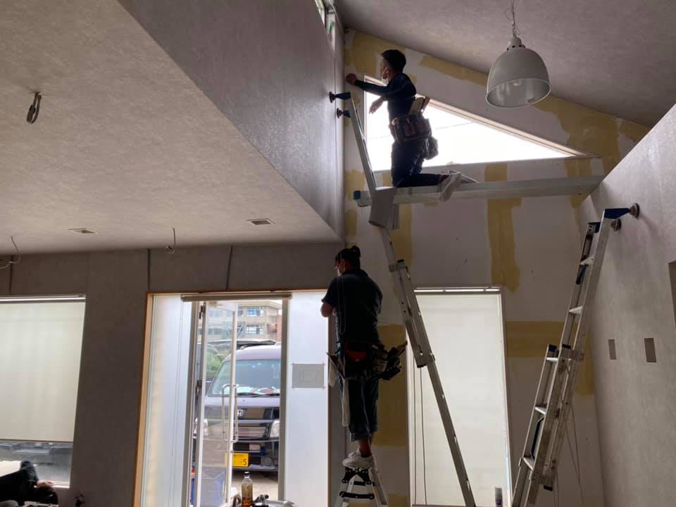 吹抜け空間を活かした美容室改修工事写真