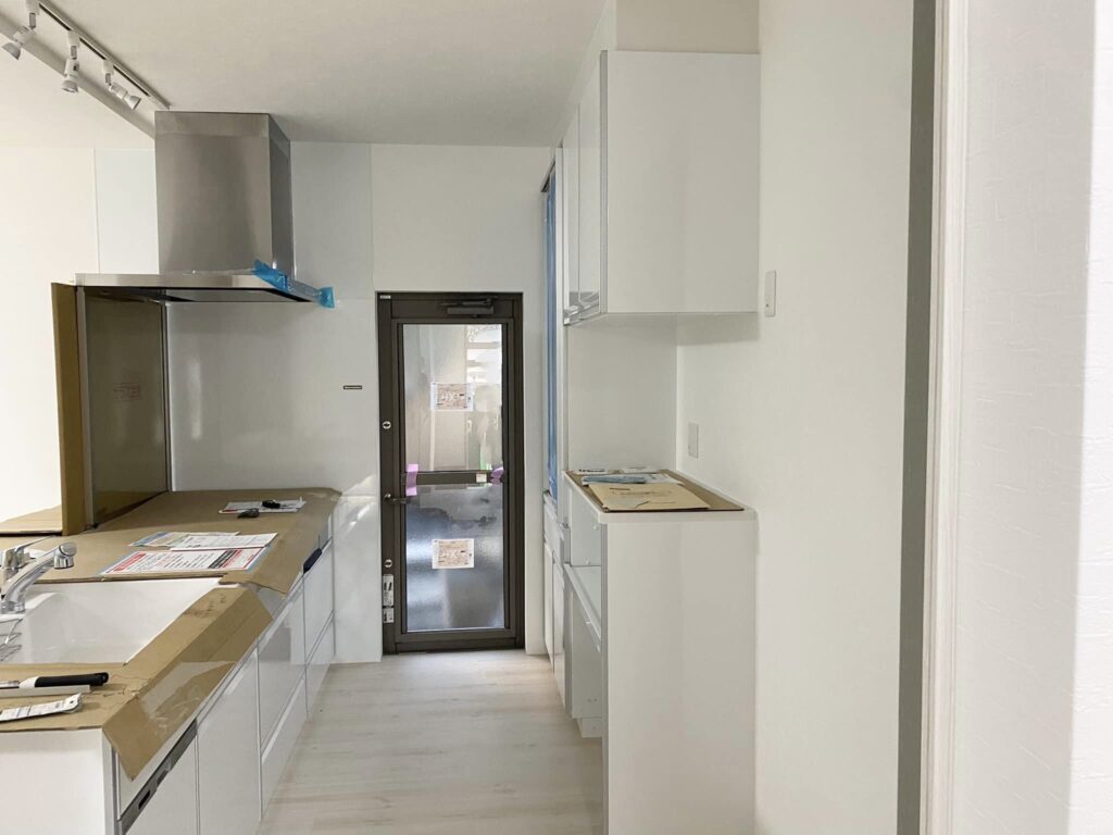 岡山市中区 キッチン背面収納ボード 設置