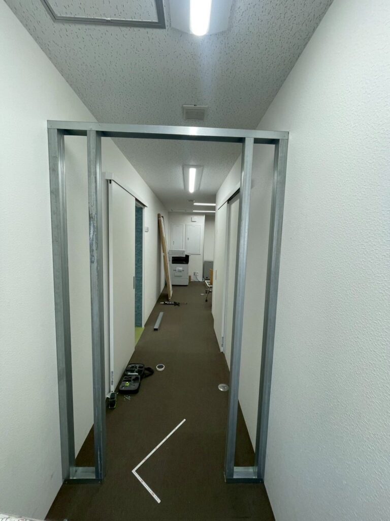 LIXIL室内ドア設置工事の様子