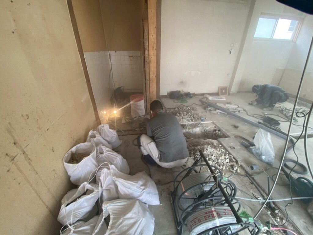 岡山県 店舗リノベーション 現場 粉塵の様子