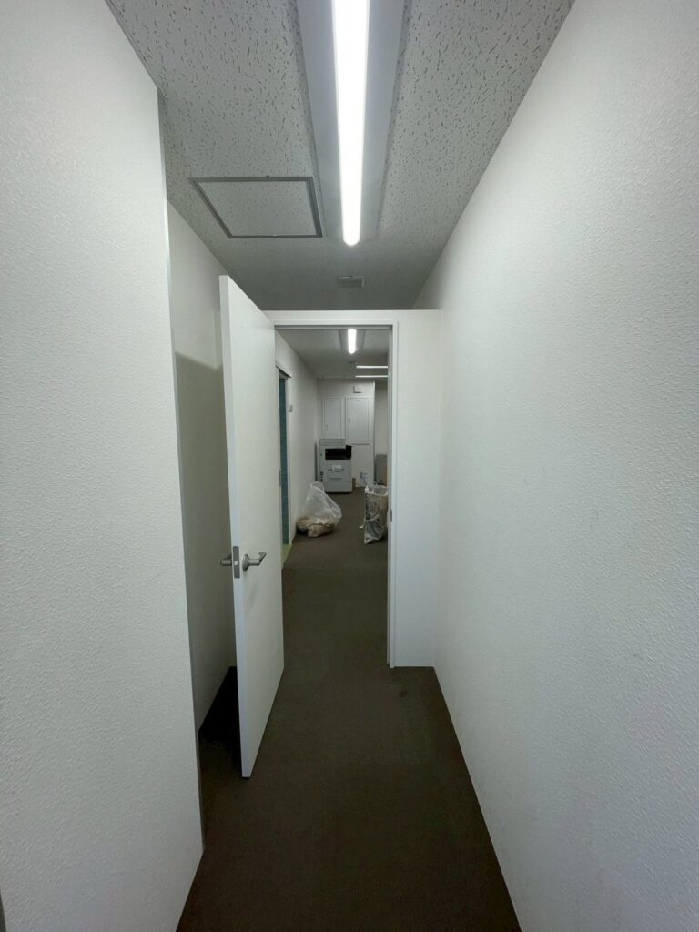 袖壁造作による通路ドア設置リフォーム