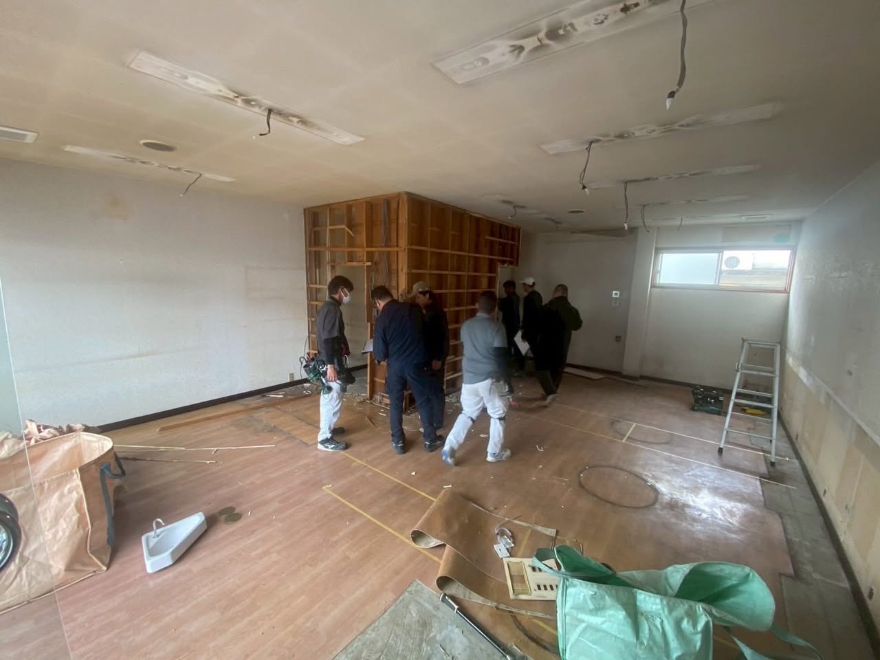 岡山県玉野市の店舗リノベーション 解体後のテナント内装下見の様子