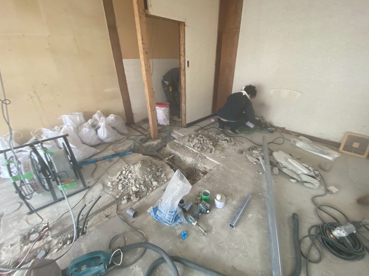 岡山 リフォーム 配管埋設 斫り作業中