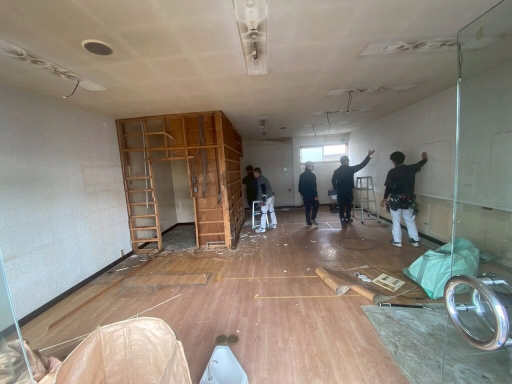 玉野市での店舗リフォーム工事前 解体後の現地確認風景