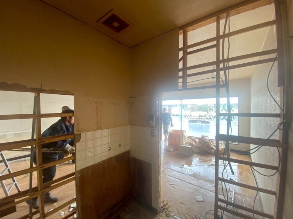 店舗リノベーション前の解体後空間 配線・配管計画の下見