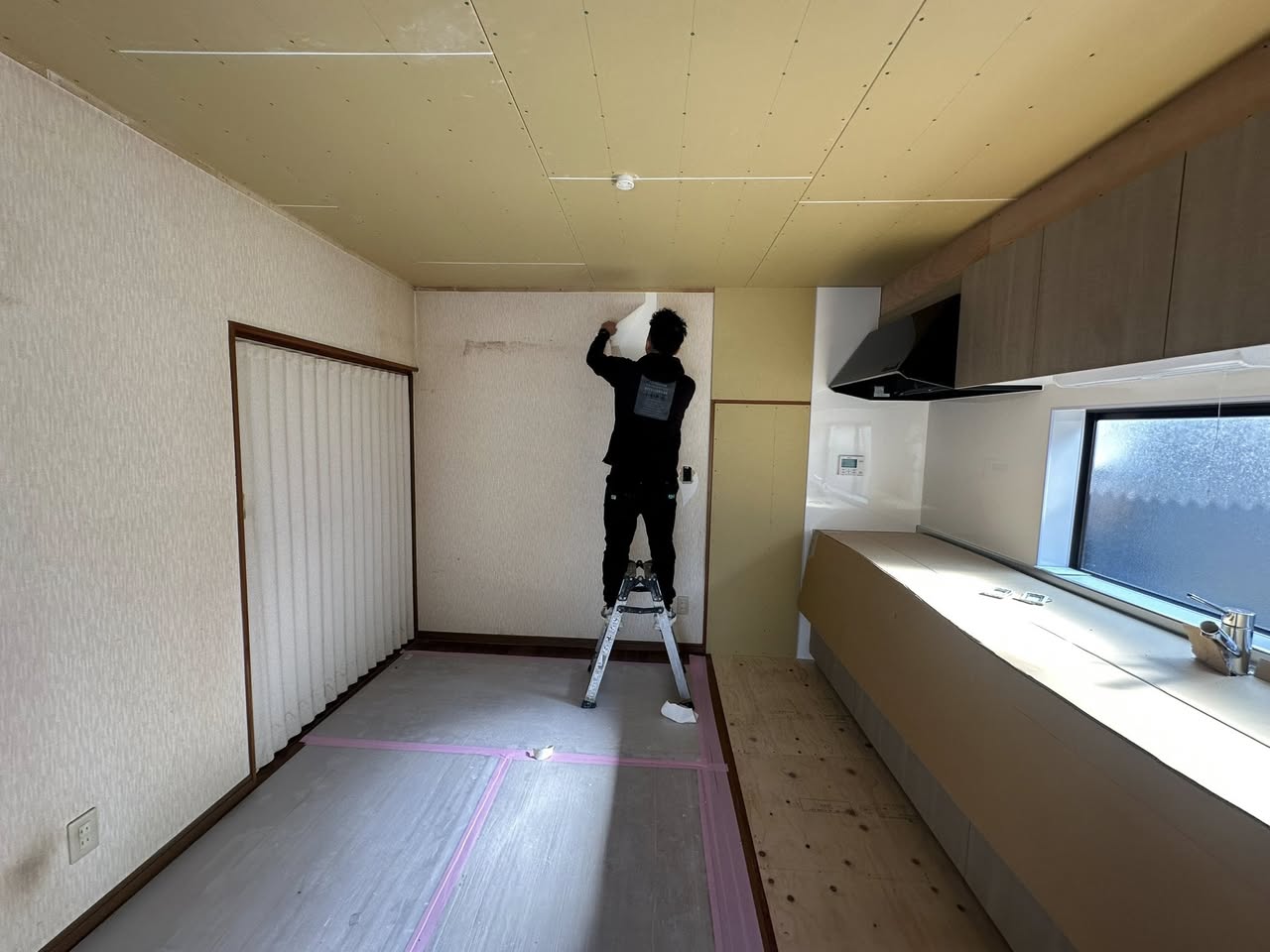 岡山市東区キッチンリフォーム クロス仕上げ施工中