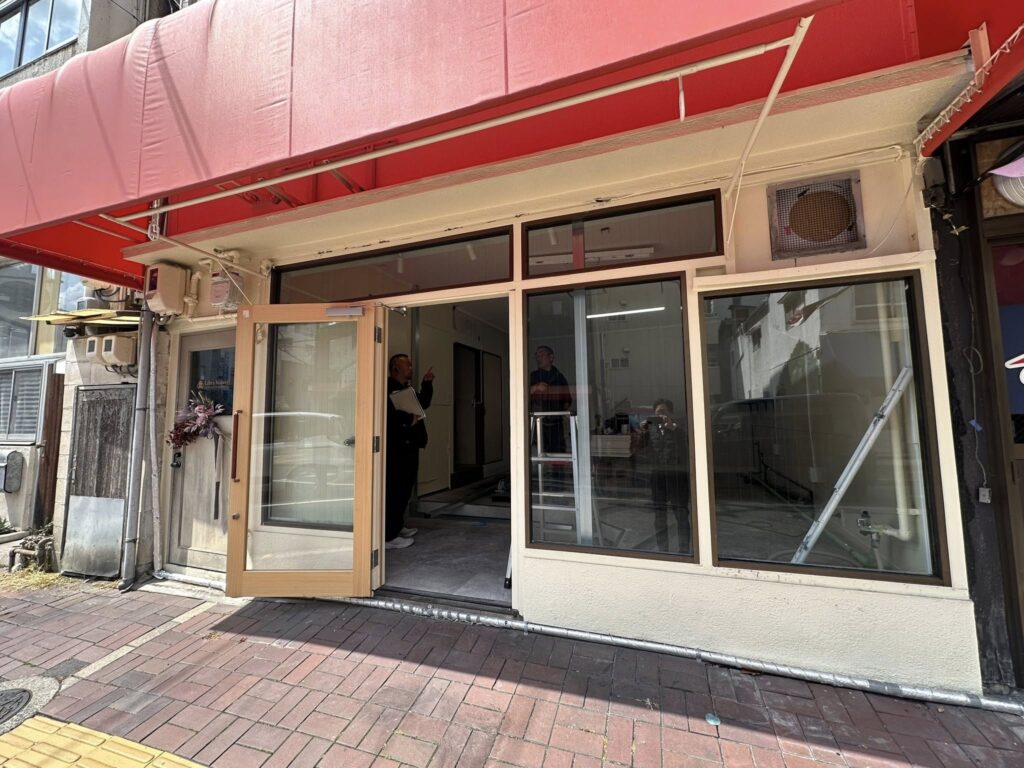 テント改修前の岡山市北区テナント外観