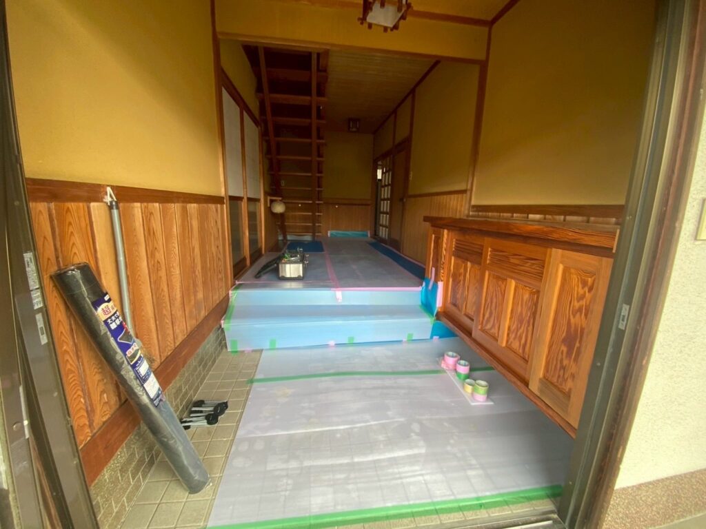 土壁からクロス仕上げへ改修予定の室内（岡山県玉野市リフォーム）