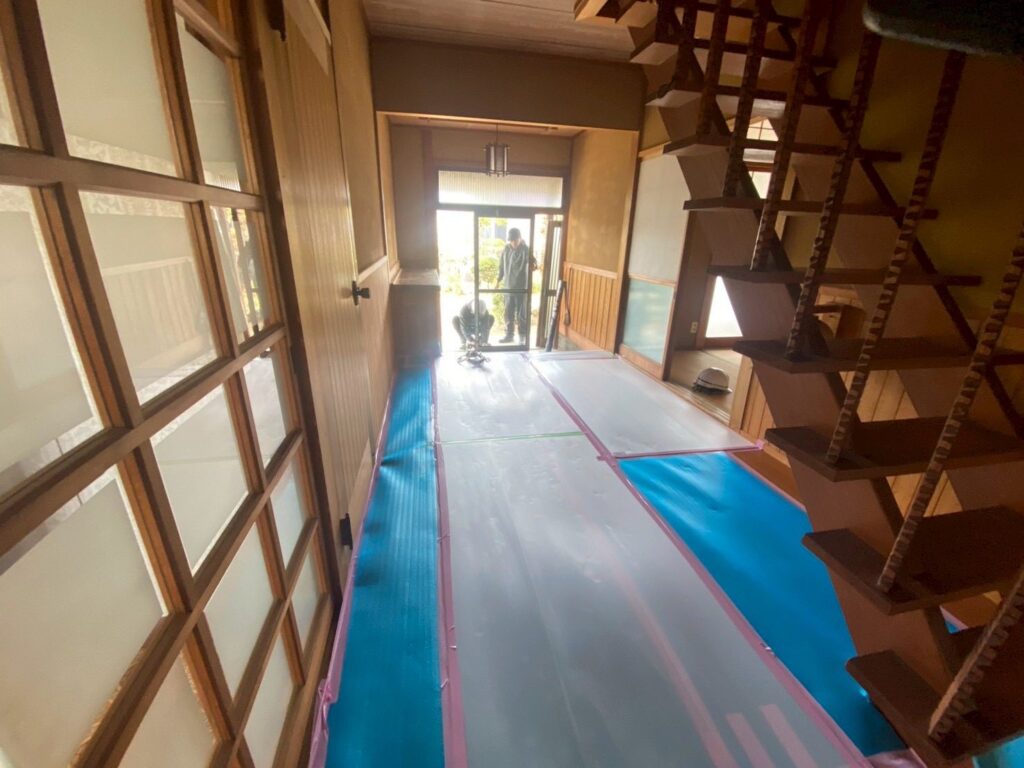 解体工事開始前の安全確認の様子 戸建てリフォーム現場