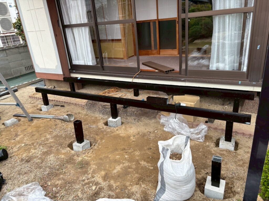 縁側前にウッドデッキを設置予定の外構スペース