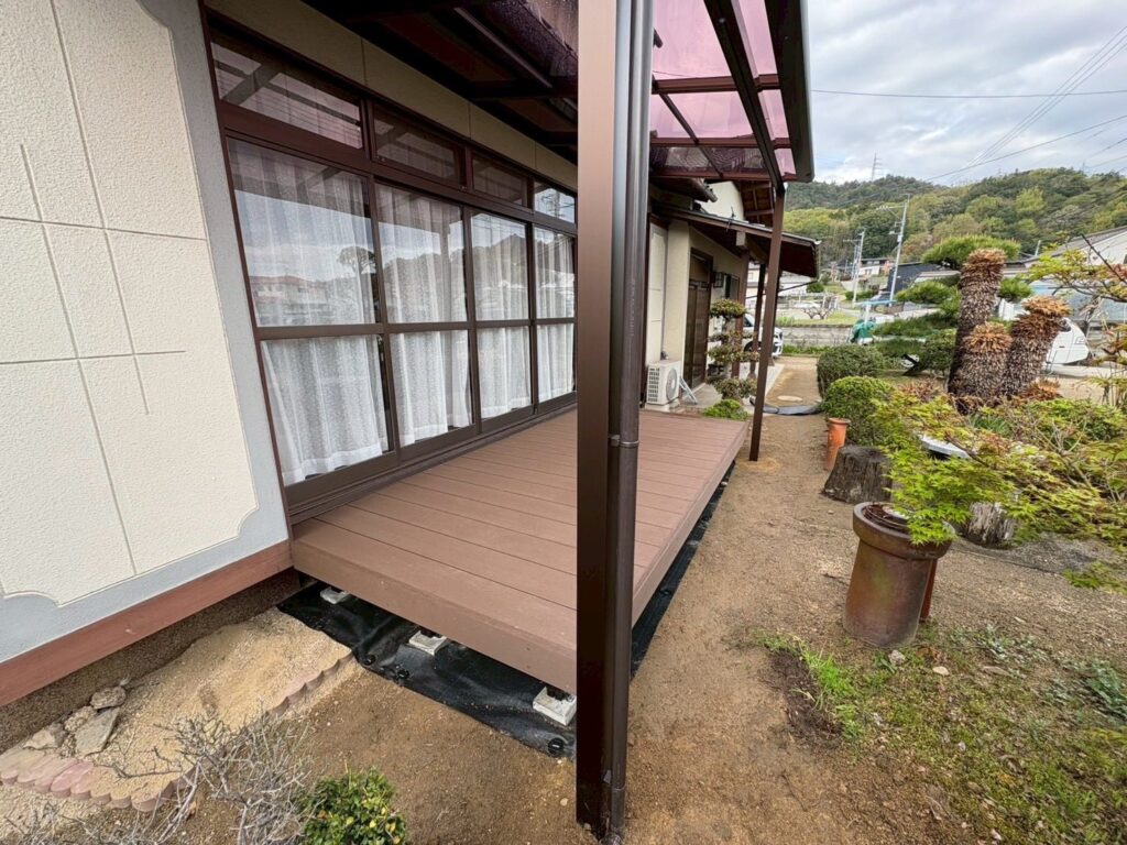 岡山県玉野市で完成したウッドデッキとテラス屋根の外構リフォーム施工事例
