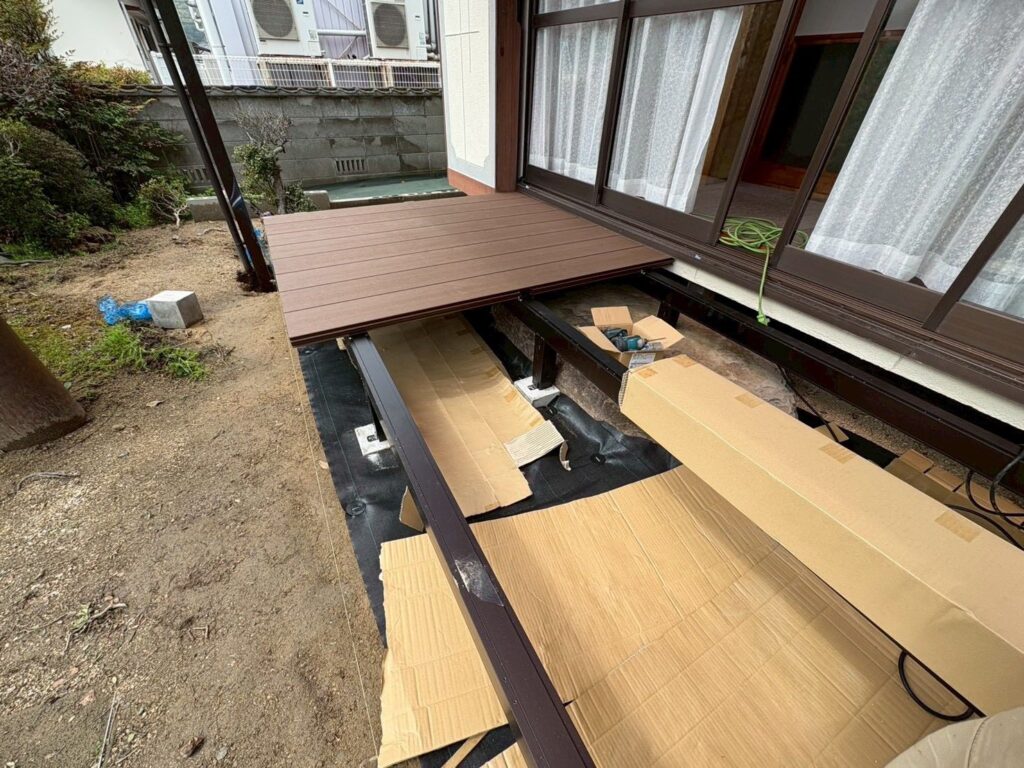 岡山県玉野市でウッドデッキとテラス屋根の外構リフォーム工事を進めている様子