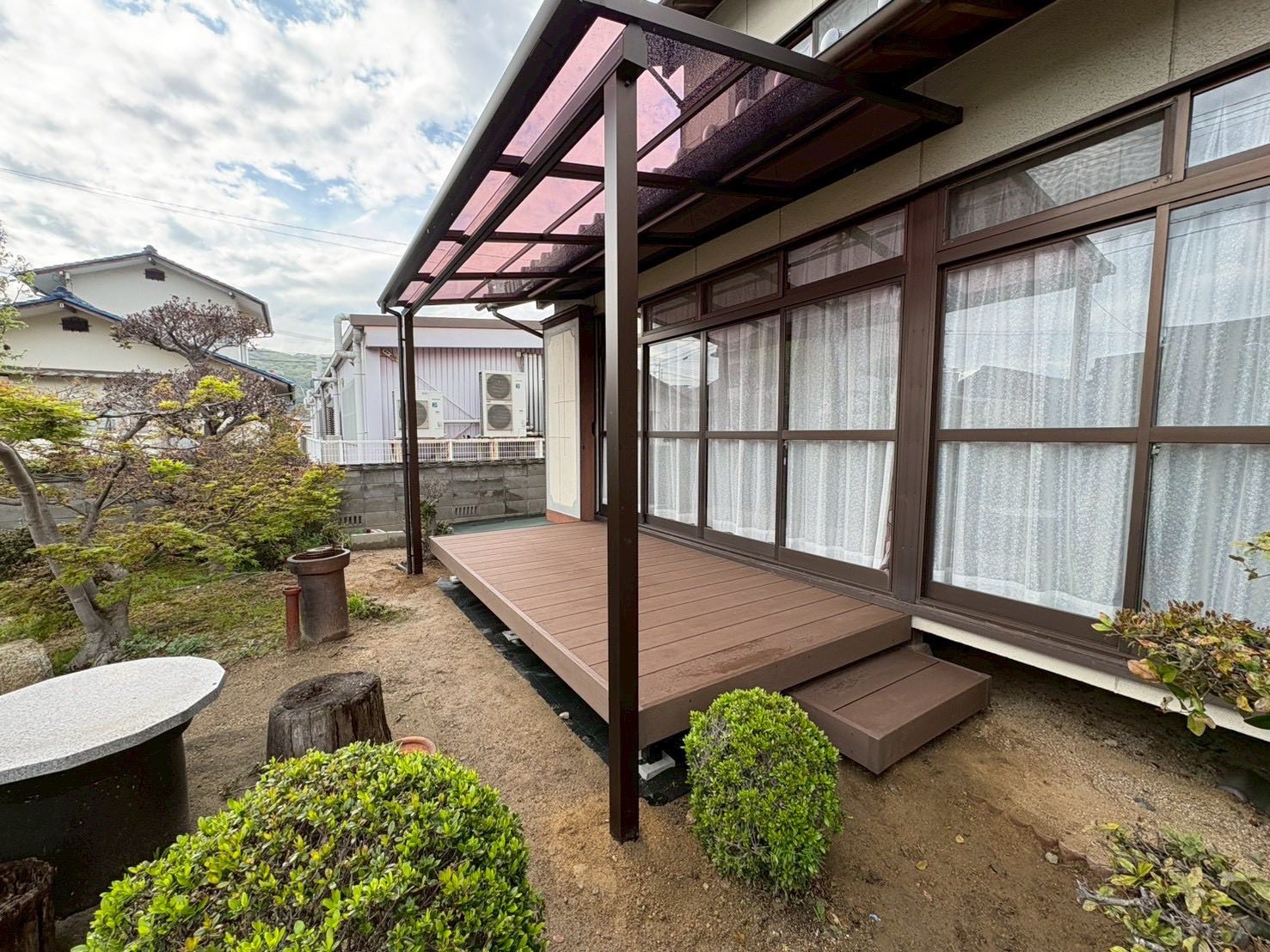 岡山県玉野市で施工したウッドデッキとテラス屋根の外構リフォーム完成写真