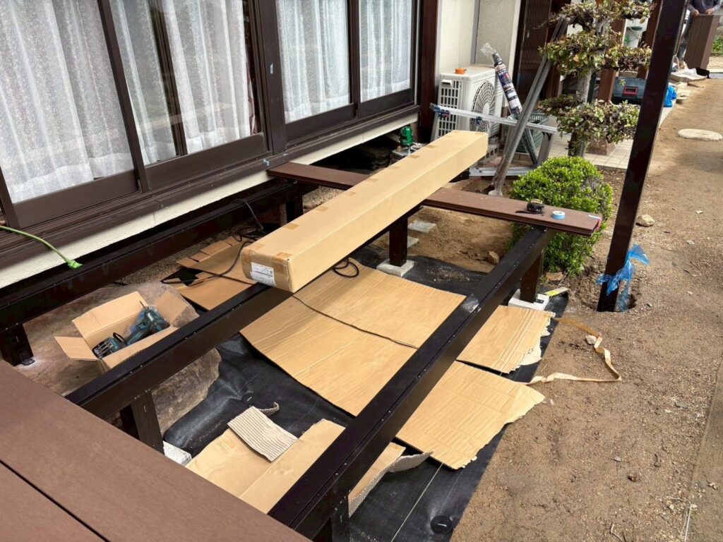 岡山県玉野市でウッドデッキとテラス屋根の外構リフォームを施工中の様子