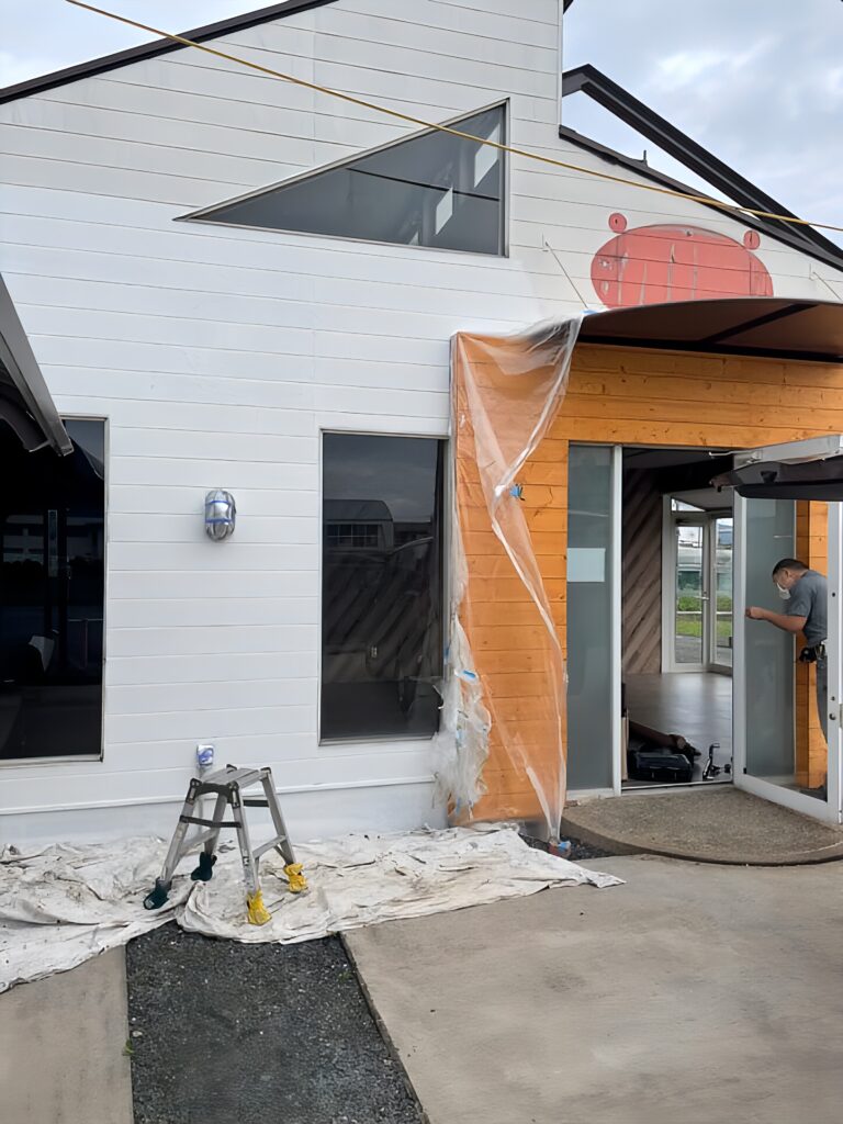 ダイノックシート施工による外観リフォーム写真