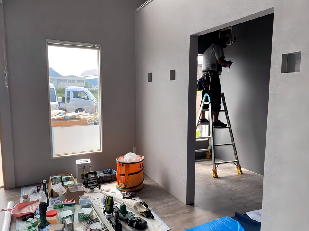 店舗内装クロス施工中の様子