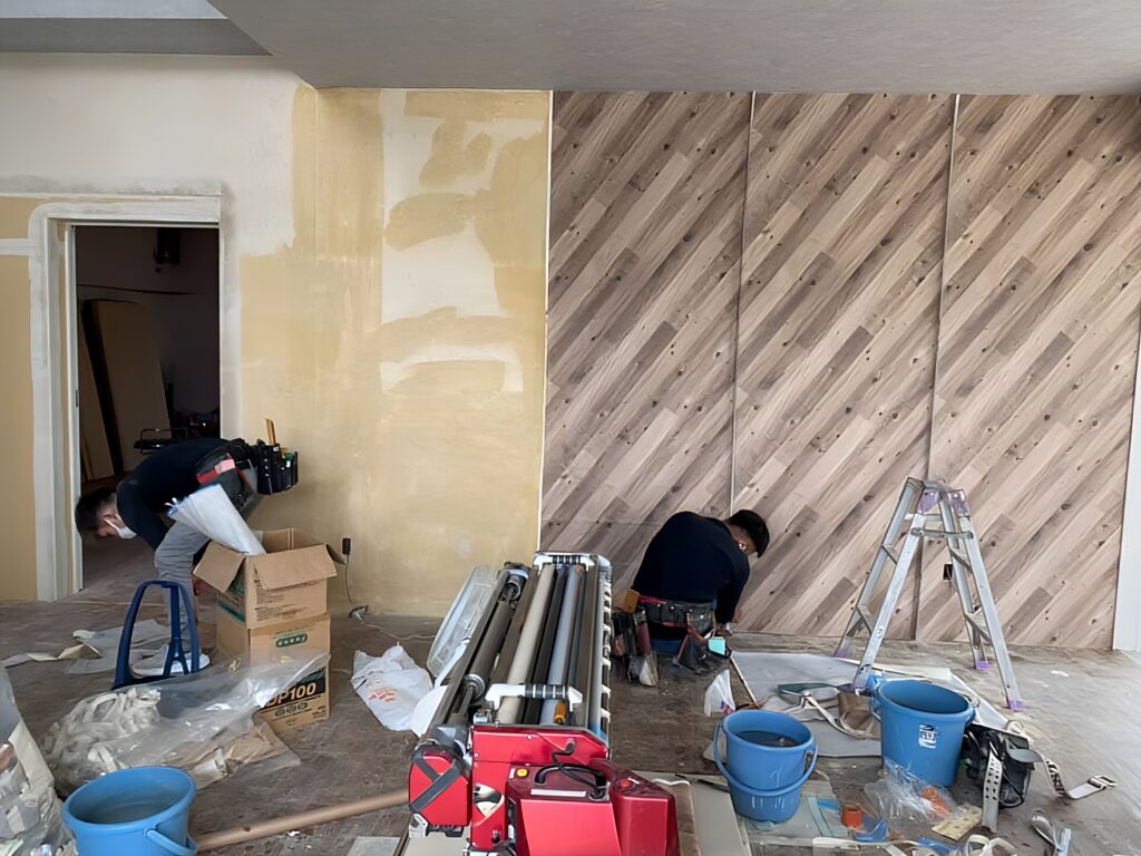 木目とアイアンを活かした美容室 内装工事中