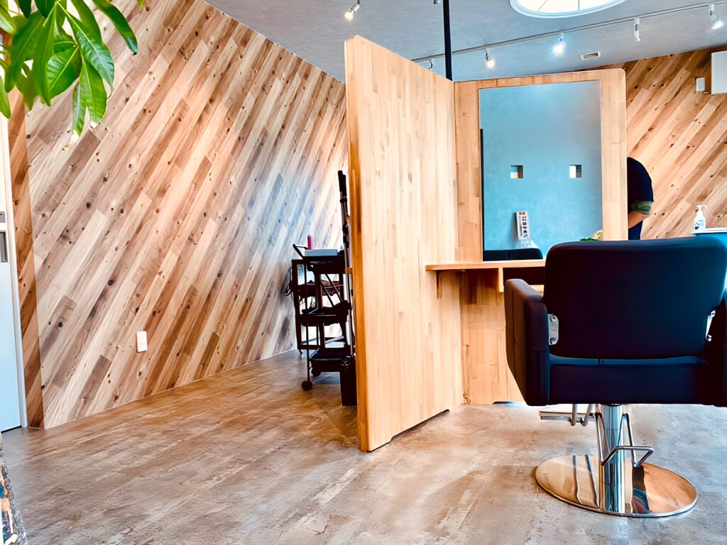 美容室セット面設置後の内装写真