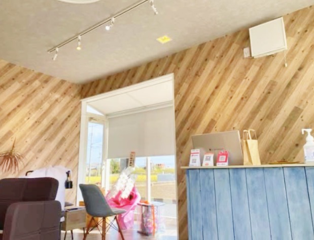 木目とアイアンを活かした美容室内装