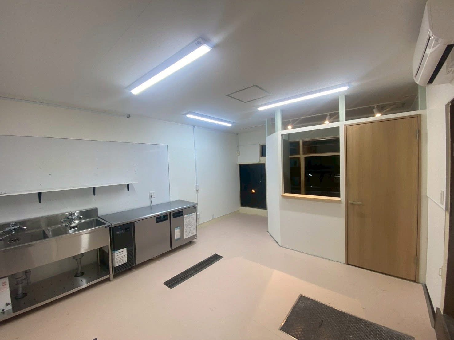 岡山市北区で完成間近の店舗改装工事現場の様子