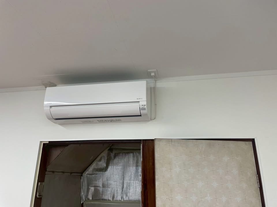 テント内にエアコン室外機を設置した店舗改装工事の様子