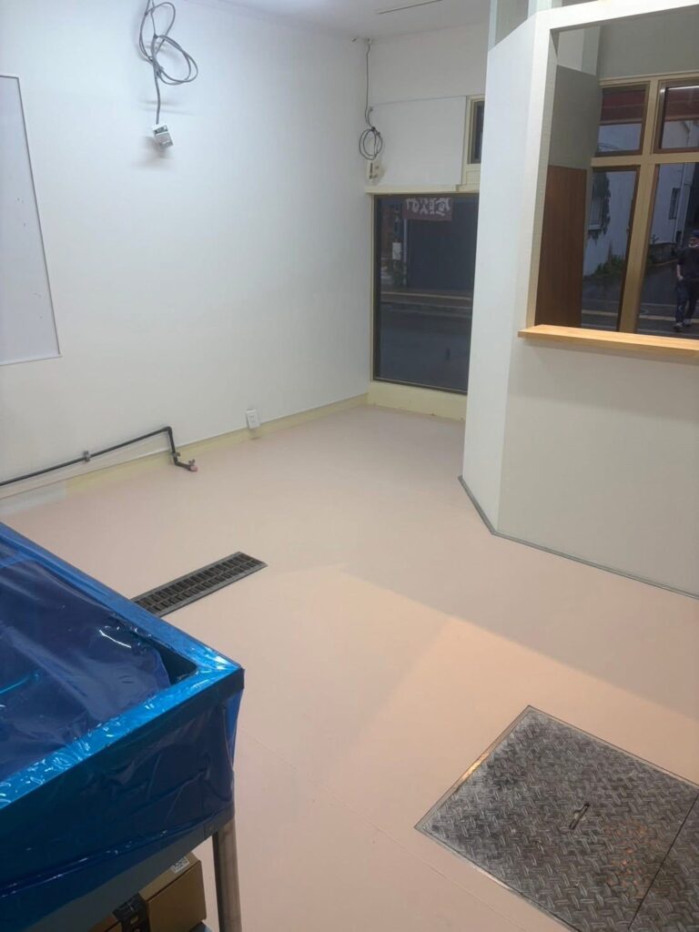 店舗の内装仕上げ作業が進むリフォーム工事現場