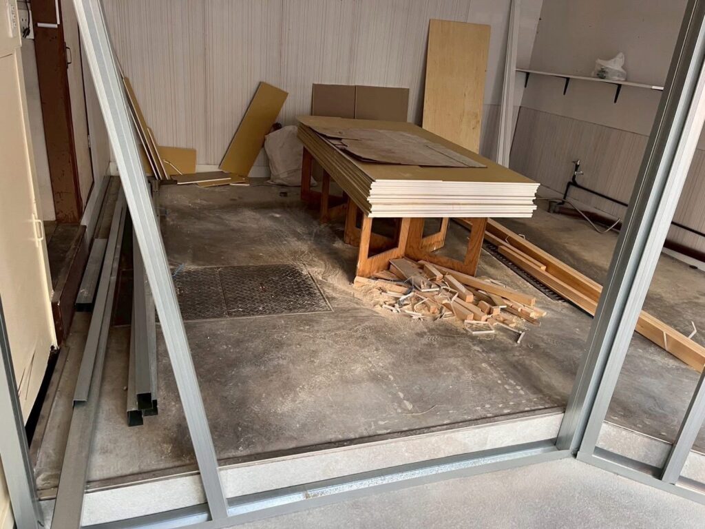 岡山市北区の店舗リフォーム現場の解体後の内装の様子