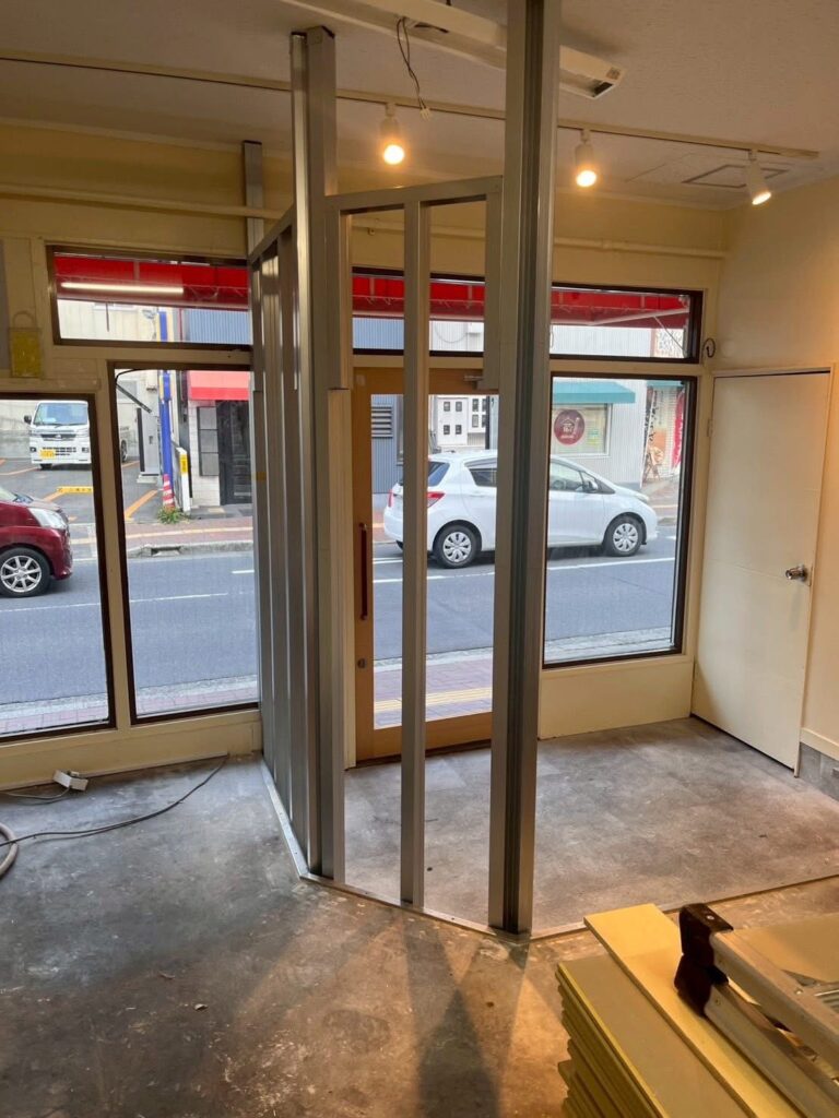 店舗の内装仕上げ作業が進むリフォーム工事現場
