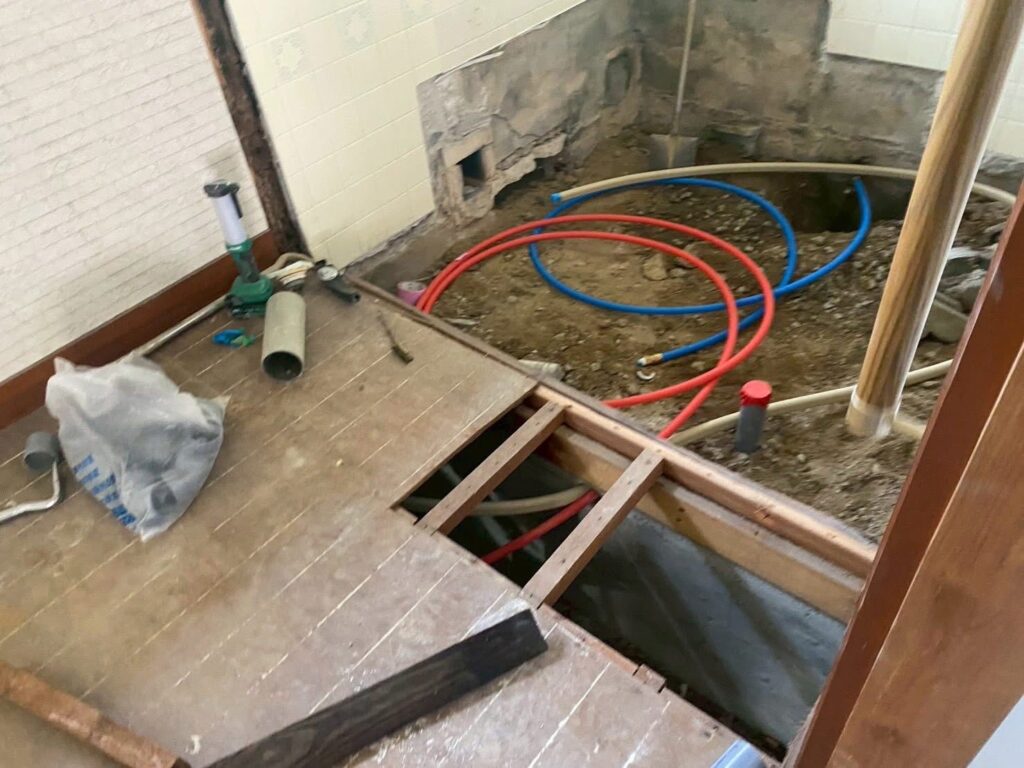 浴室の給排水配管工事を行う岡山リフォーム現場