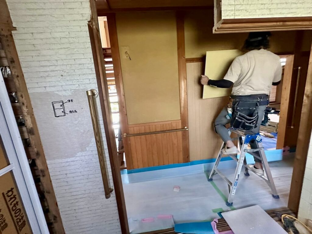 土壁にプラスターボードを施工する和室リフォーム工事