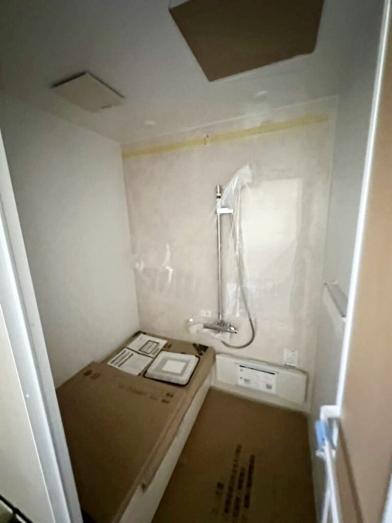 LIXILユニットバス設置中の浴室リフォーム現場