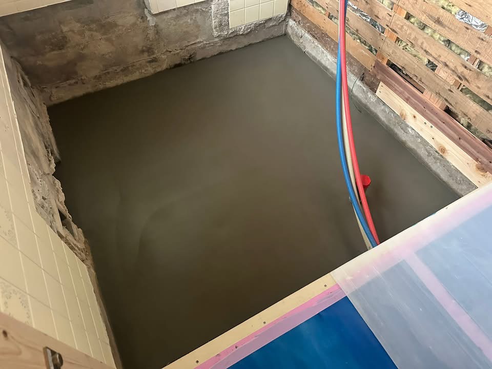 在来浴室の解体後に土間打設を行うリフォーム工事