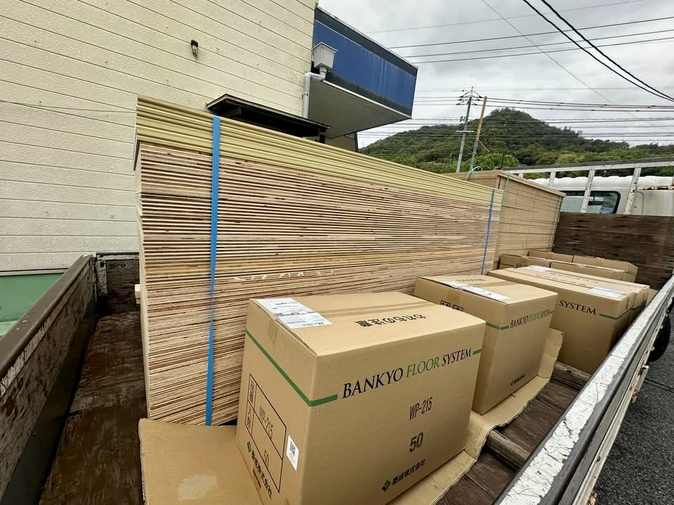 倉庫兼住宅リフォーム工事で資材搬入を行う様子