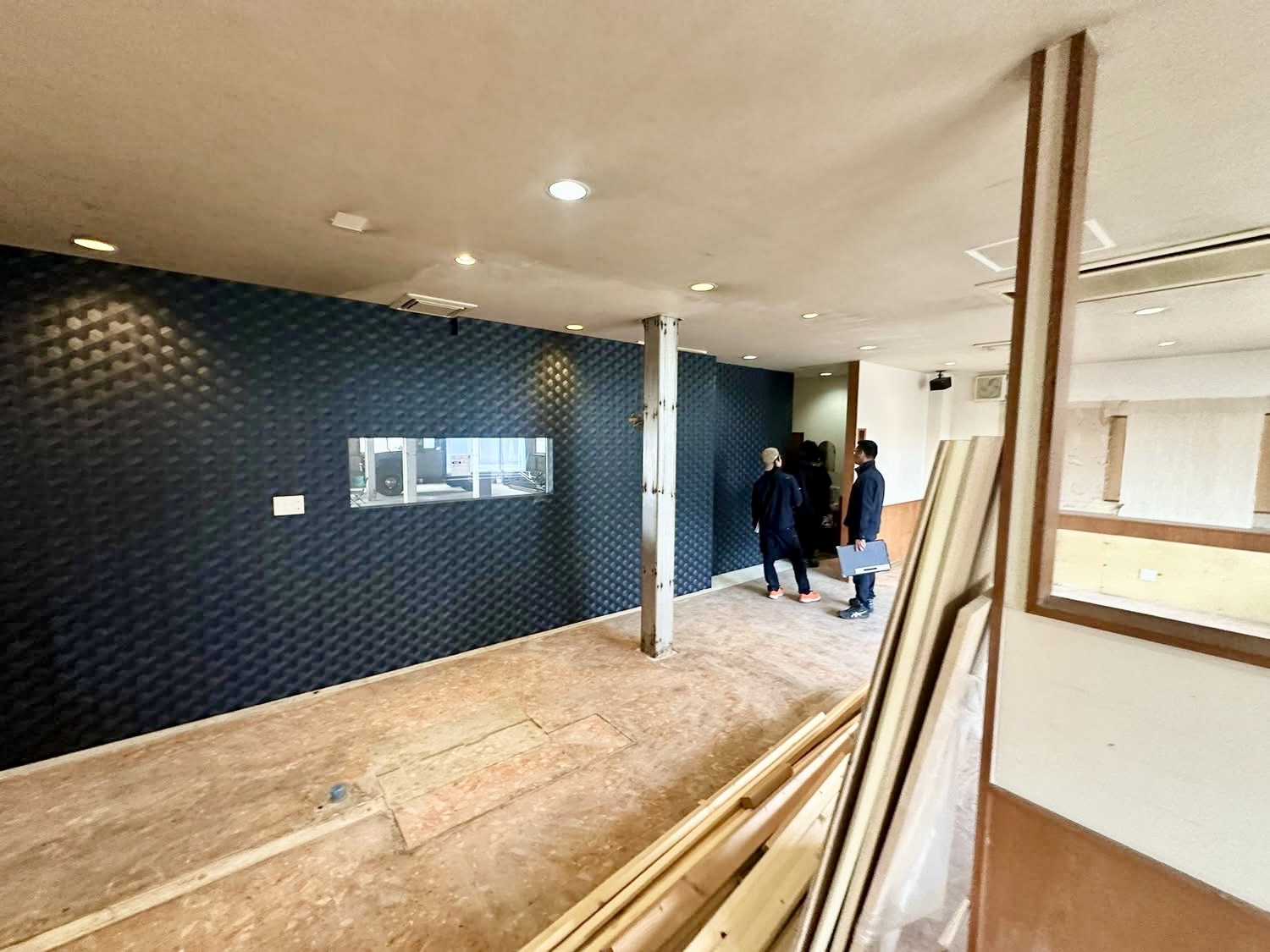 岡山県玉野市で倉庫兼住宅リフォーム前の現場確認を行う様子