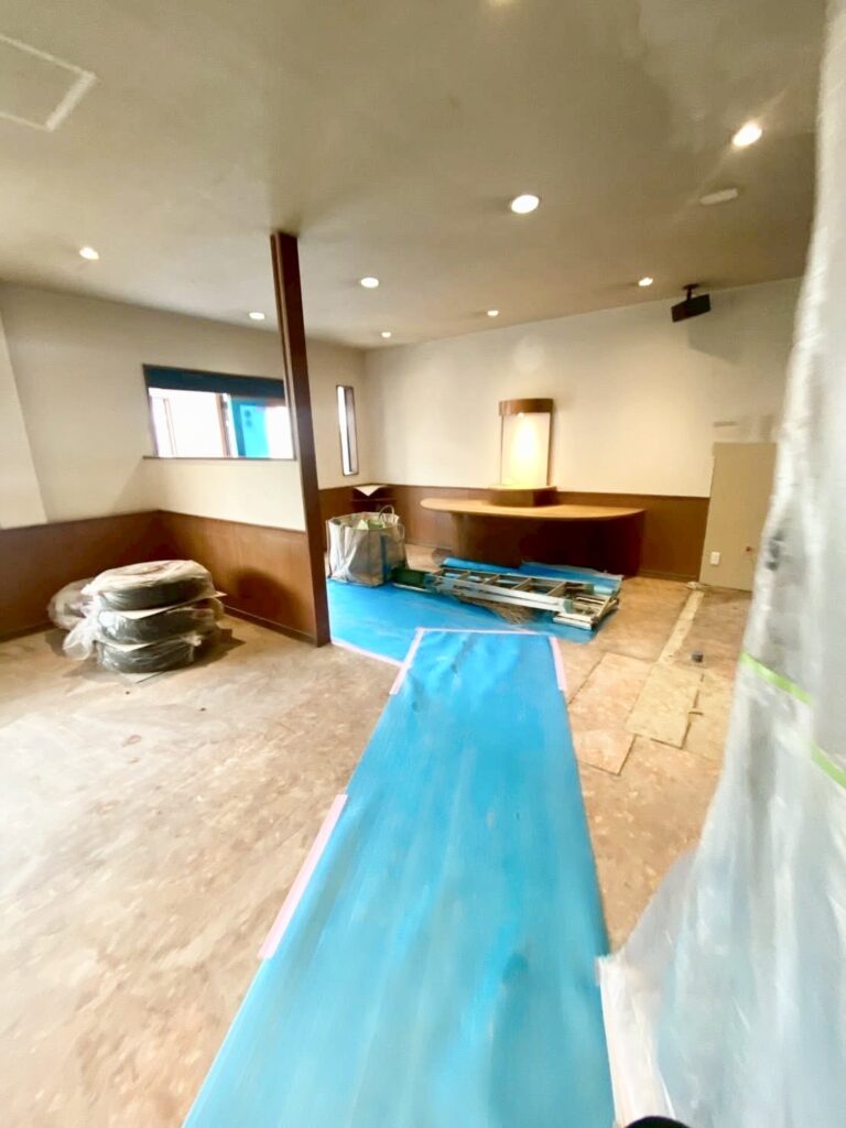 床の座上げ工事を進めている様子