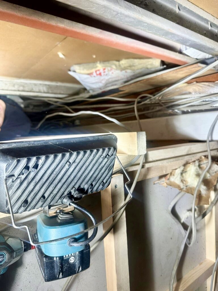 配線確認作業を行う職人の様子