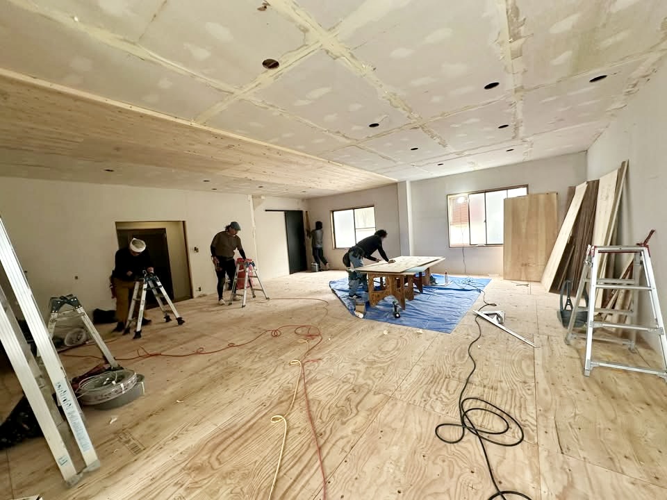 天井下地工事を進めている様子