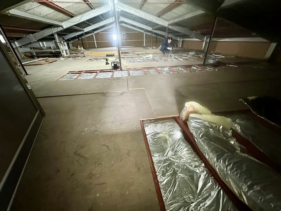 屋根裏部屋配線工事の様子